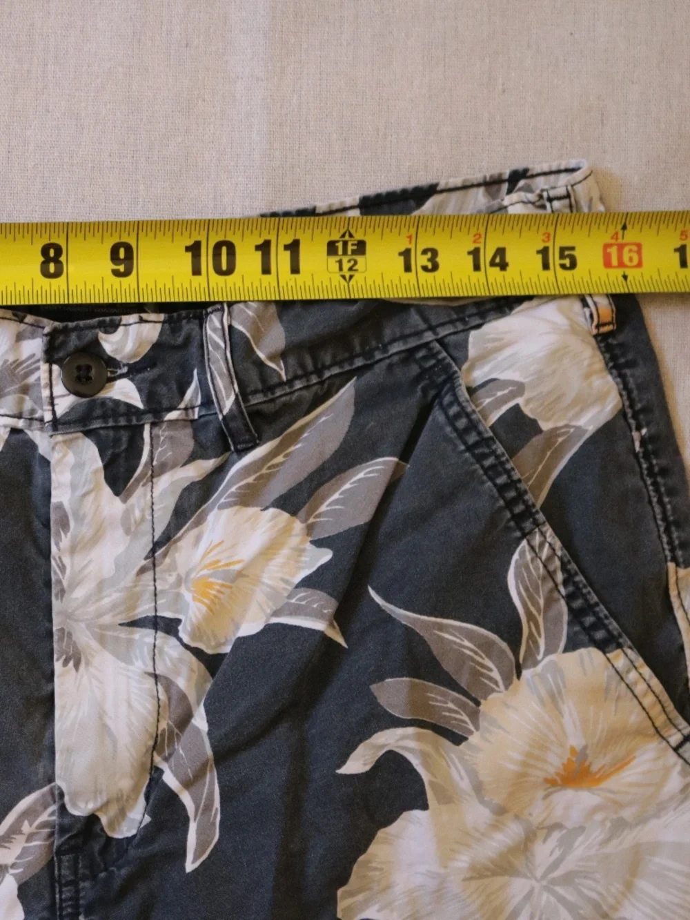 Levi's Men's Size 32 Floral Chino Shorts Gray Tropical Print 100% Cotton
